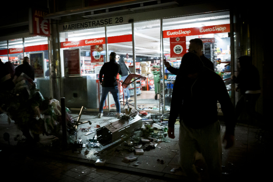 Randalierer ziehen vor rund einem Jahr durch die Stuttgarter Innenstadt.