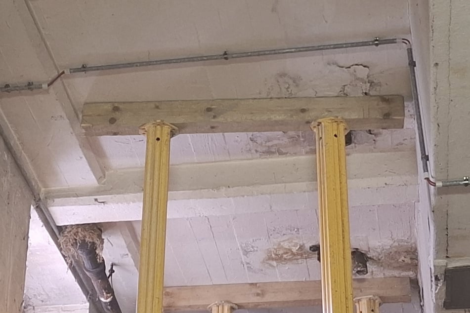 Mehrere solche Stützpfeiler sichern das Schwimmbecken von unten mit ab.