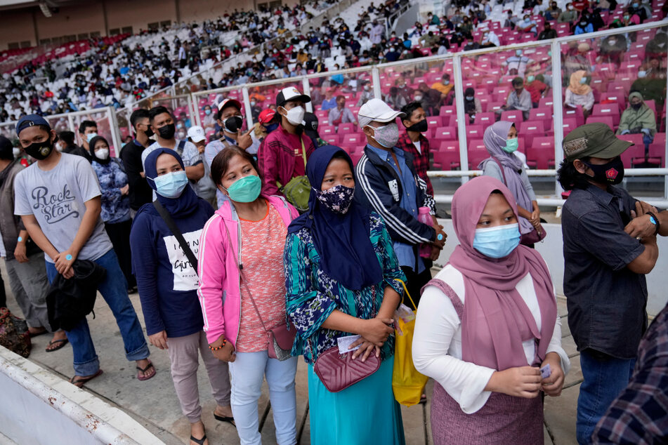 Jakarta: Menschen warten während einer Massenimpfung im Gelora-Bung-Karno-Stadion darauf, mit dem Corona-Impfstoff Sinovac geimpft zu werden.