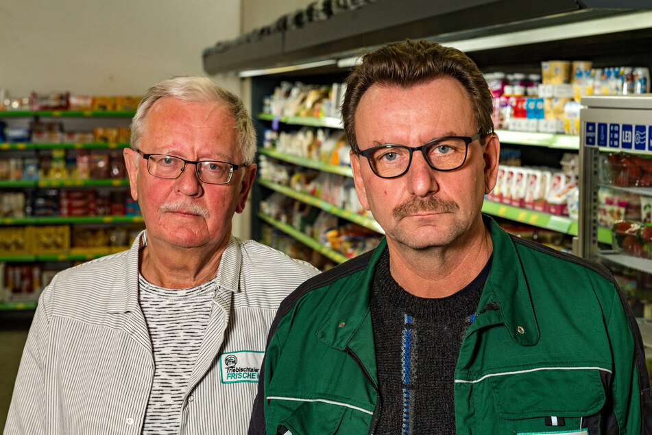 Die Supermarkt-Betreiber Rainer Lenzer (65, l.) und Uwe Fenzel (60) haben so etwas in 30 Jahren Geschäft noch nicht erlebt.