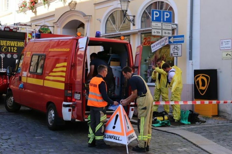 Die Einsatzkräfte sperren einen Bereich für die Beseitigung des Gefahrstoffs ab.