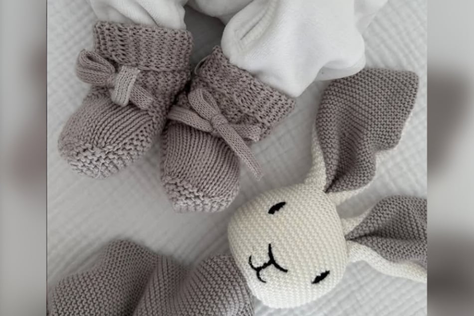 Mit diesem süßen Foto hatten Karina und Ehemann Steffen Vogeno (30) die Geburt von Söhnchen Romeo verkündet.