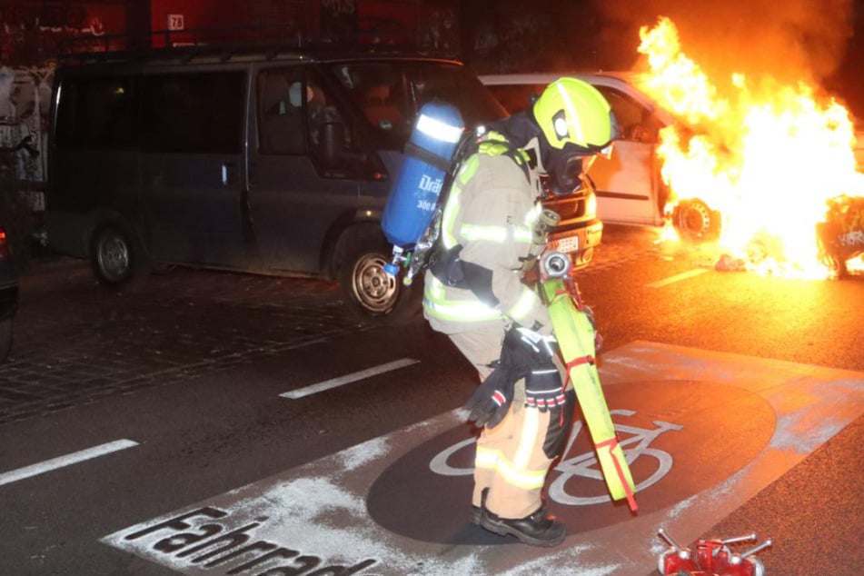 Berlin: Rigaer Straße: Mehrere Autos durch mutmaßliche Brandstiftung beschädigt