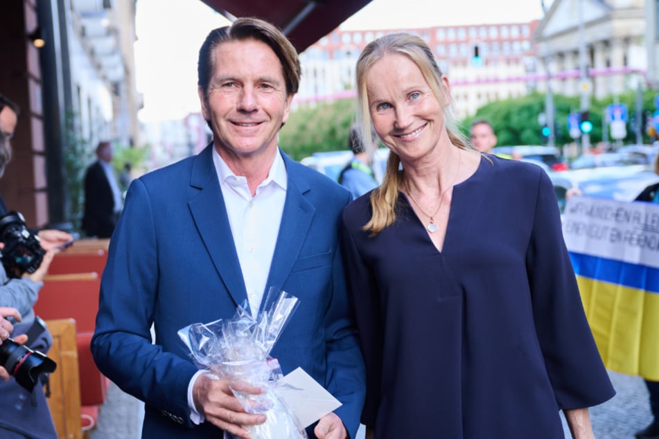 Ex-Regierungssprecher Béla Anda (62), hier mit seiner Frau Ina Tenz, verstärkt das Prozess-Team der Steakhouse-Erbin. (Archivfoto)