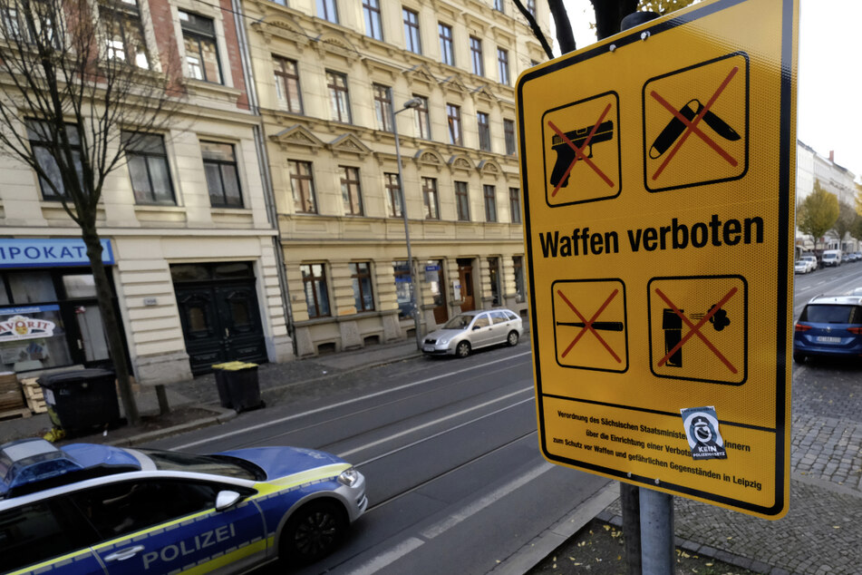 Leipzigs Waffenverbotszone soll abgeschafft werden. "Ich bin guter Hoffnung, dass die Aufhebung nicht noch ein Jahr dauert", sagte Polizeipräsident René Demmler bei einem Pressegespräch am Dienstag.
