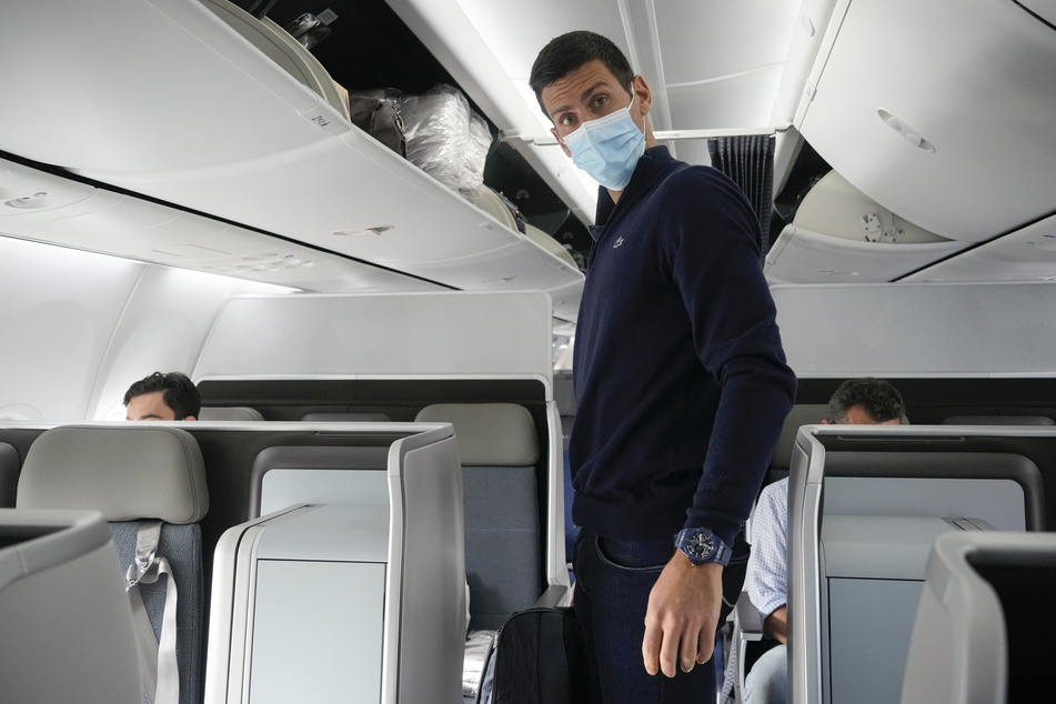 Novak Djokovic (34) bereitet sich in Dubai darauf vor, seinen Platz im Flugzeug nach Belgrad einzunehmen.