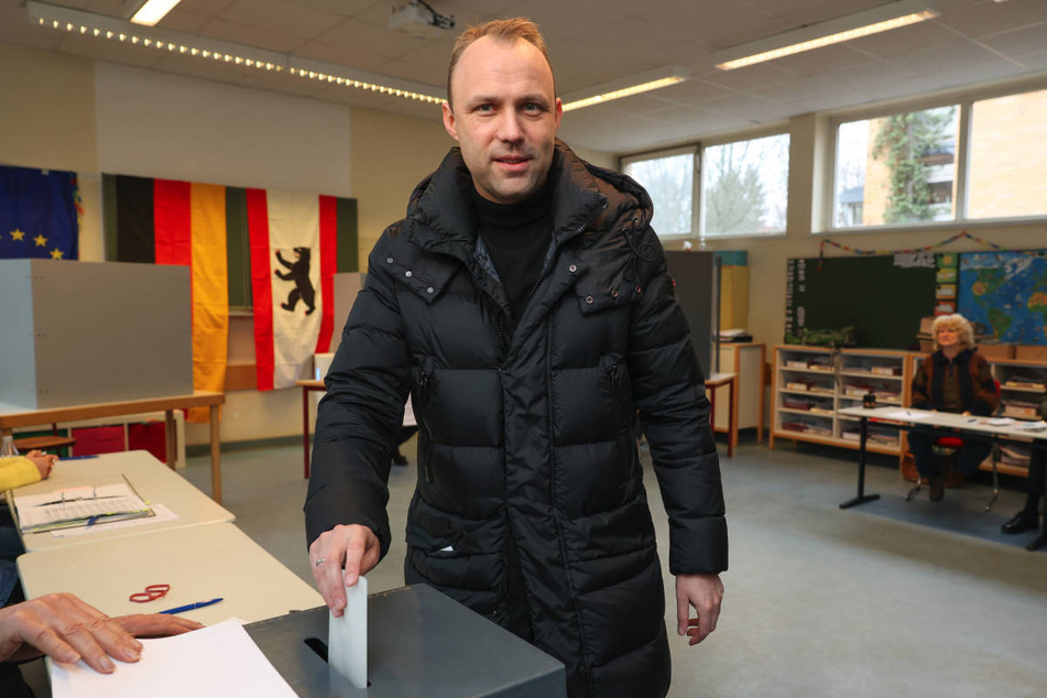 FDP-Spitzenkandidat Sebastian Czaja (39) wirft seinen Stimmzettel medienwirksam in die Wahlurne.