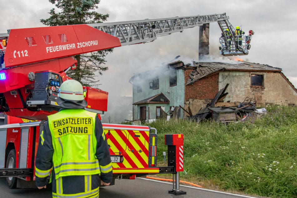 Feuerwehreinsatz im Erzgebirge: Brand in leer stehendem Gebäude ausgebrochen