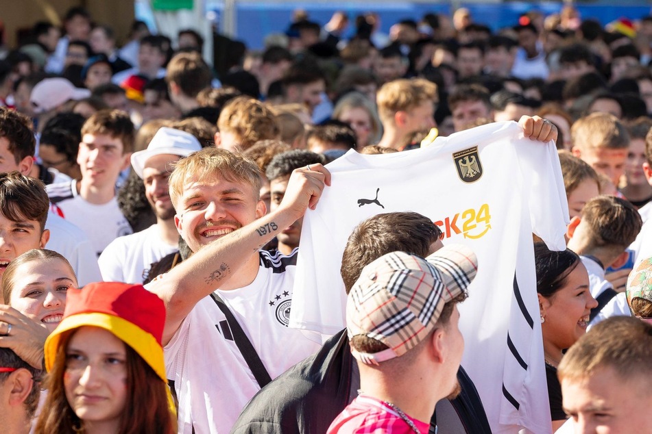 Die Check24-Deutschland-Trikots sind dieser Tage fester Bestandteil aller deutscher Fanzonen.