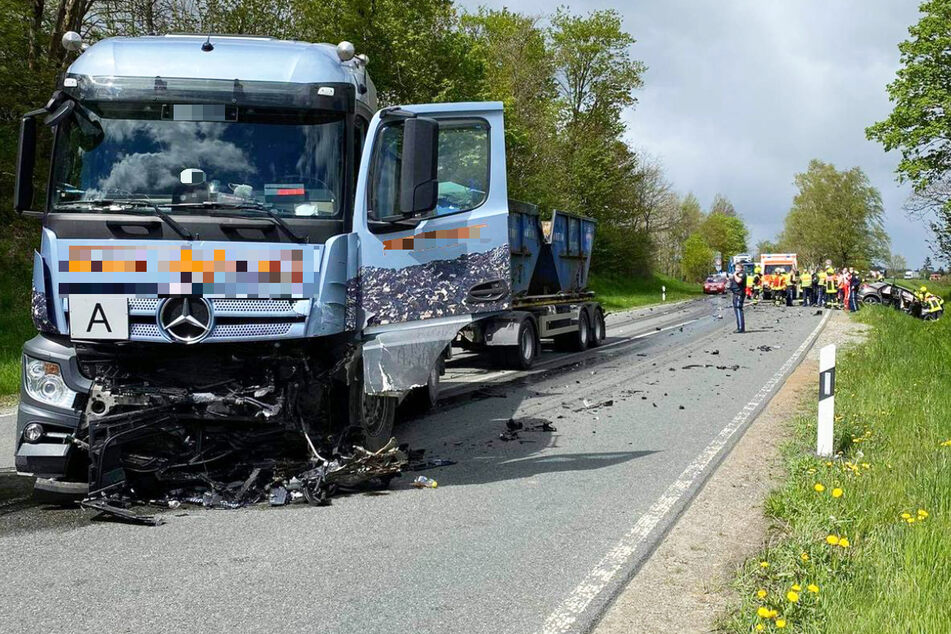 Der Fahrer des Lastwagens erlitt durch den folgenschweren Unfall auf der B173 in Bayern einen Schock, musste ins Krankenhaus gebracht werden.