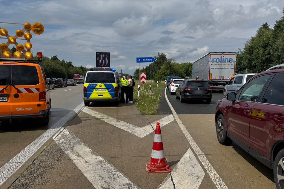 Autos, Laster und Transporter werden in Döbeln Ost von der Autobahn geleitet.