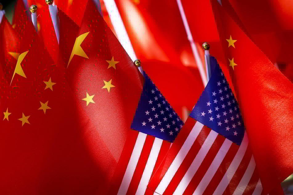 Chinesische und US-amerikanische Flaggen wehen noch Seite an Seite, doch die Beziehungen zwischen den beiden Ländern werden immer schlechter. (Archvibild)