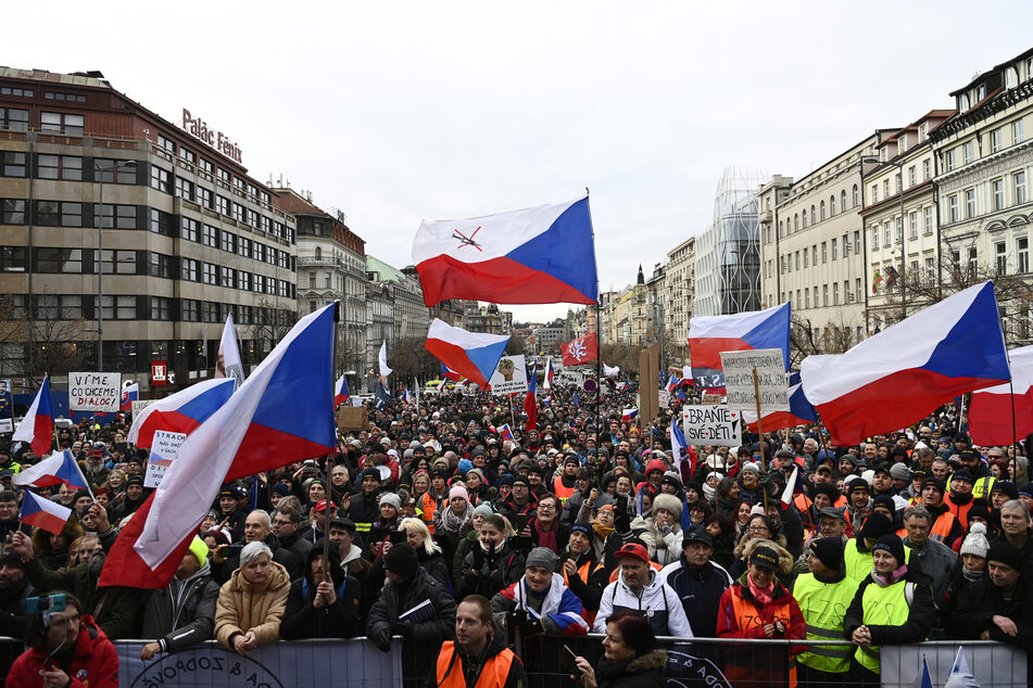 Tausende Menschen nehmen an einer Demonstration gegen die Corona-Maßnahmen in Prag teil.