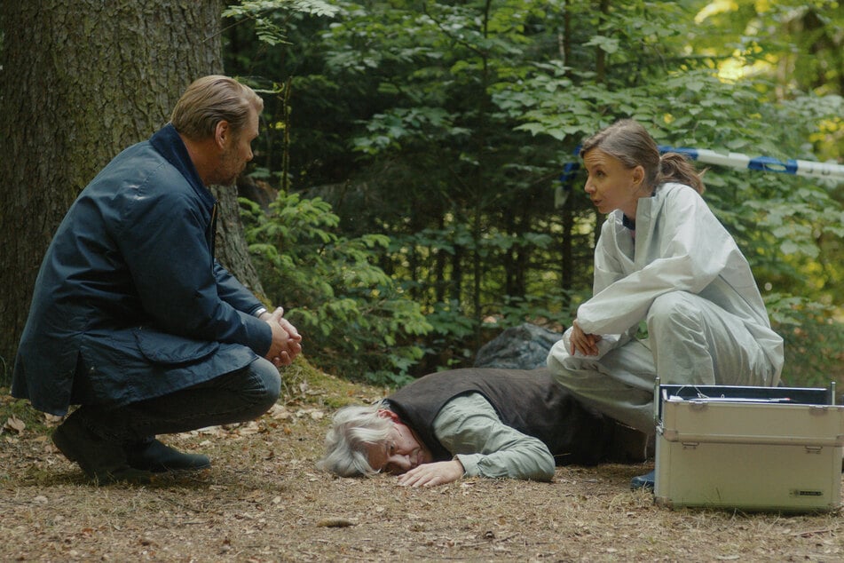 Robert Winkler (Kai Scheve, 59) und Dr. Kulikova (Masha Tokareva, 44) ermitteln im neuen "Erzgebirgskrimi" rund um den Tod von Karl Zenker.