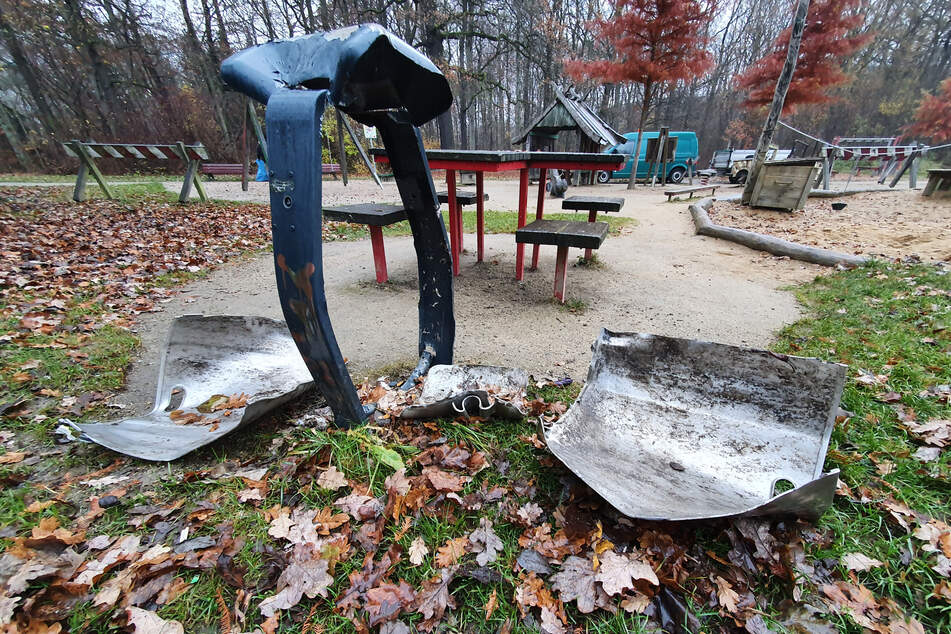 Zerstörung auf Spielplatz am Zeisigwald: Offenbar wurden hier Müllbehälter gesprengt.