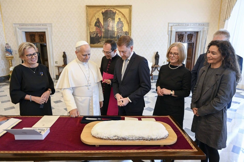 Der Papst empfing Sachsens Regierungschef zu einer Privataudienz. Mit dabei die Ministerinnen Constanze Geiert (50, Justiz, r.), Barbara Klepsch (61, Kultur) und Regina Kraushaar (62, Infrastruktur, 2.v.r.).