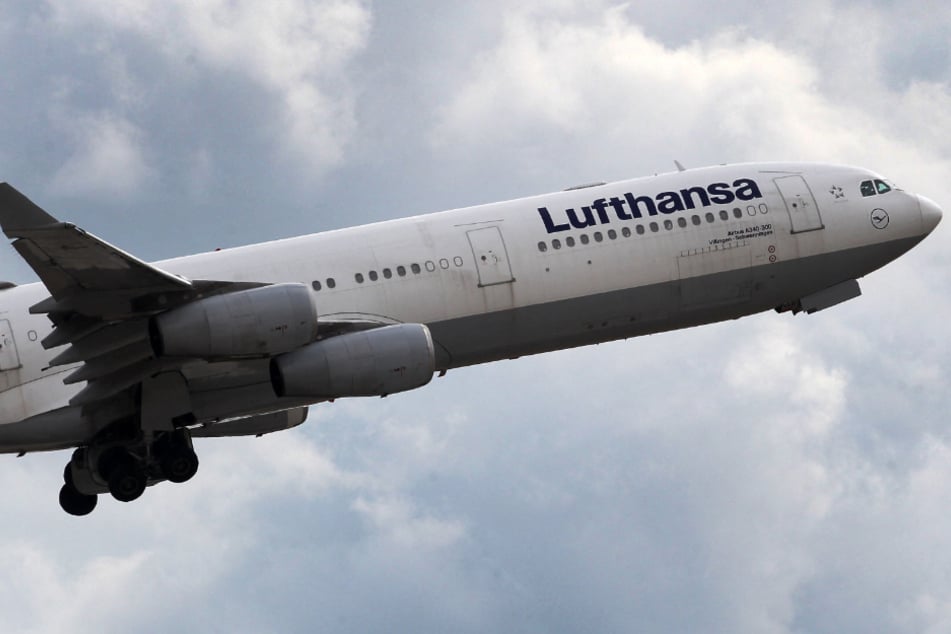 Ein Lufthansa-Airbus A340-300 wurde aufgrund eines technischen Defekts zu einem Abbruch seiner Transatlantikroute gezwungen. (Symbolfoto)