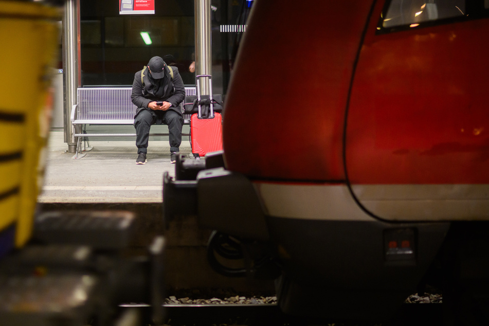 Die Gewerkschaft Deutscher Lokomotivführer (GDL) hat von Mittwoch an zum ersten mehrtägigen Streik im aktuellen Tarifkonflikt mit der Deutschen Bahn aufgerufen.