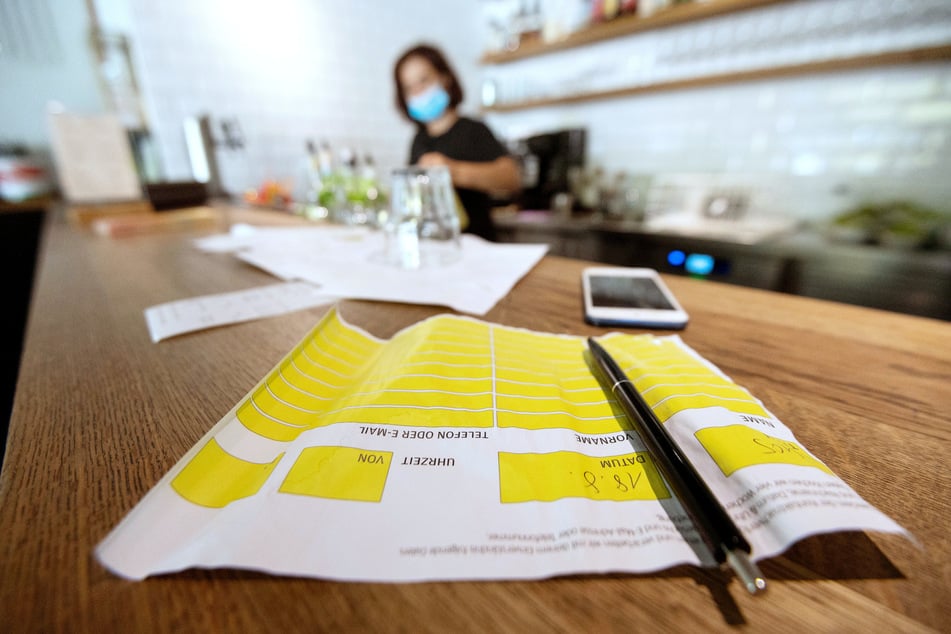 Ein Zettel zur Besucherregistrierung liegt in einem Restaurant.