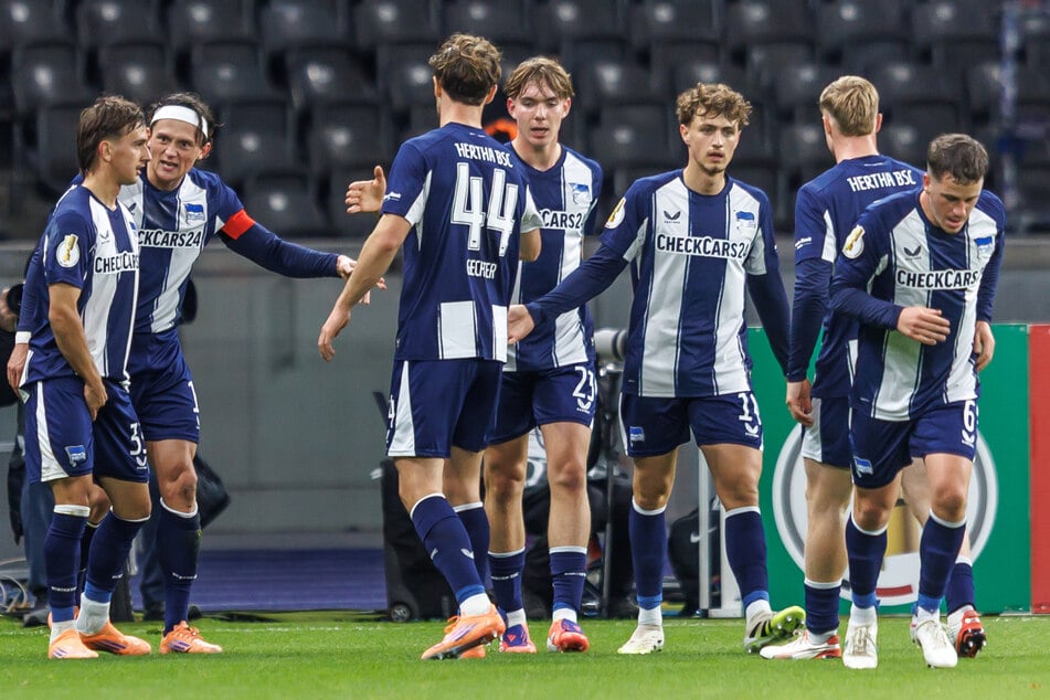 Bei Hertha fehlen mit Kennet Eichhorn (16, 4.v.r.), Maurice Krattenmacher (20, 3.v.r.) und Diego Demme (34, r.) gleich drei Mittelfeldspieler.