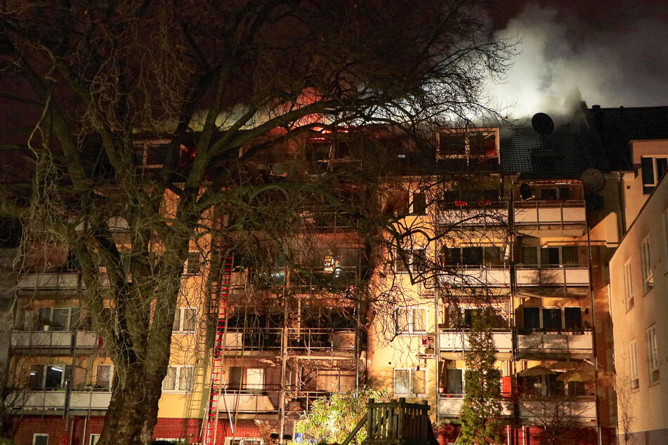 Drama in Düsseldorf: Zwei Person sterben bei Großbrand in Mehrfamilienhaus