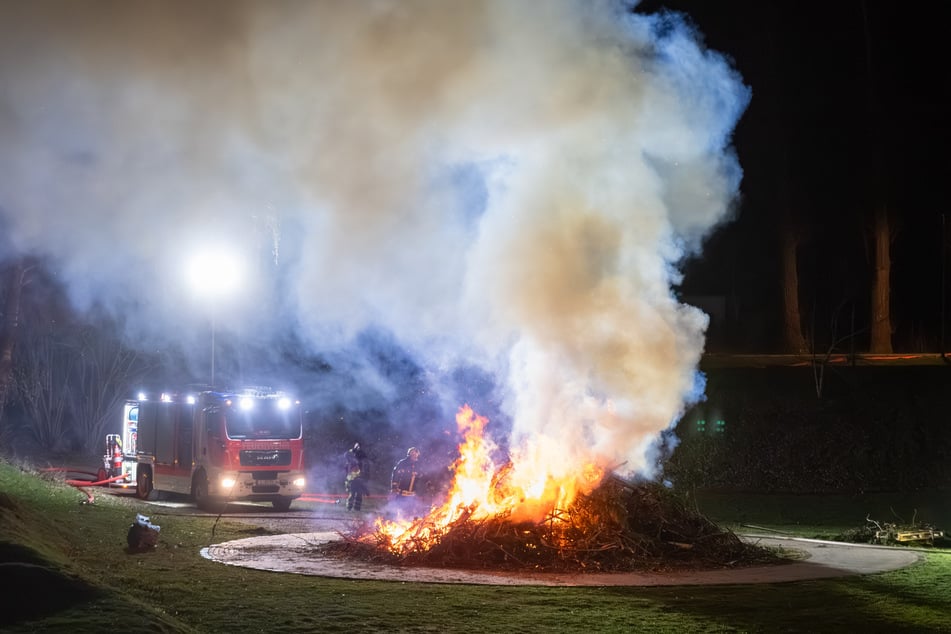 Trauriger Anblick: Das Liebertwolkwitzer Osterfeuer wurde vorzeitig angezündet.