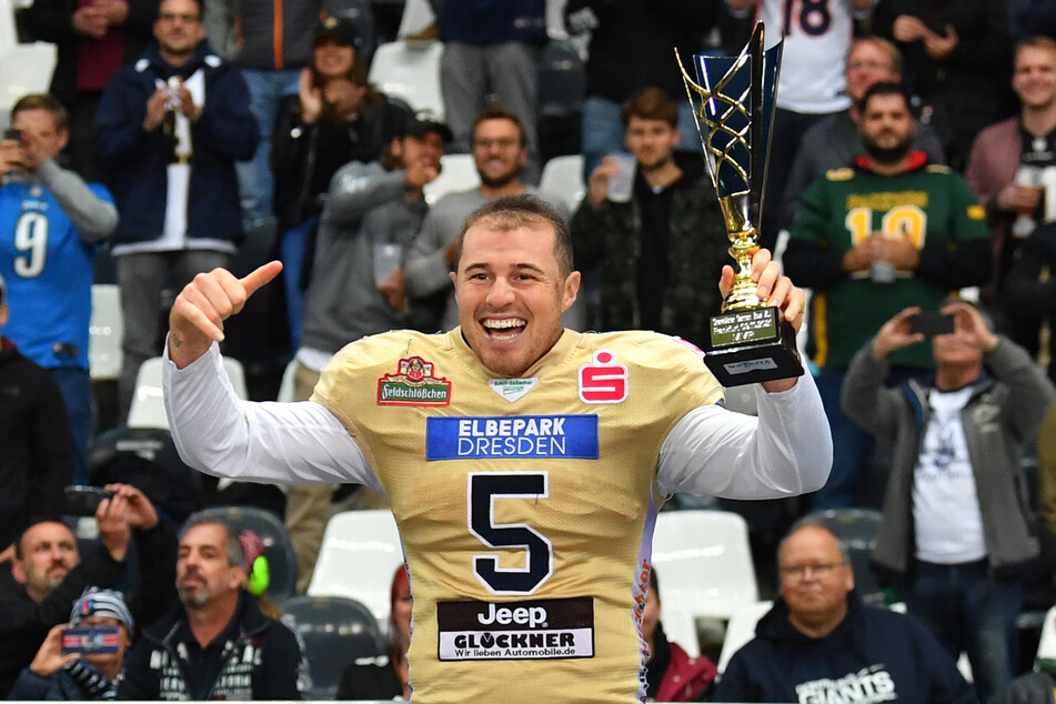 Dresdens Quarterback Kyle James Carta-Samuels bot vor allem nach der Pause eine überragende Partie mit punktgenauen und überlegten Pässen in den freien Raum. Zu Recht erhielt der Ami die Trophäe als MVP des German Bowls.