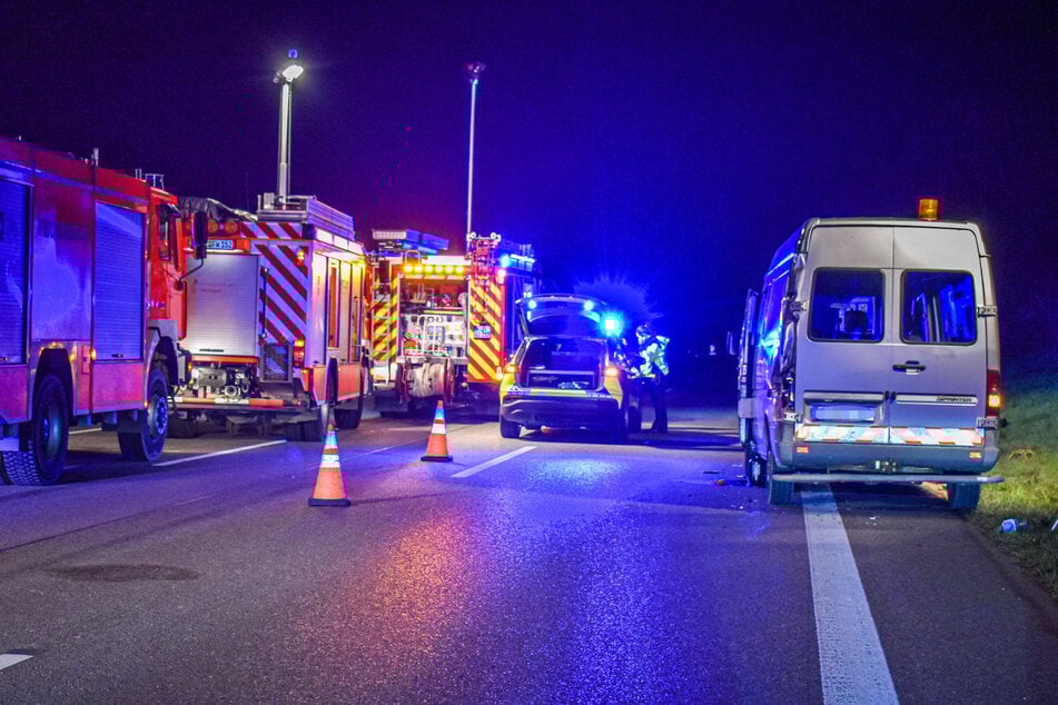 Die Unfallstelle wurde am Sonntagabend abgesichert. Es kam zum Großaufgebot der Einsatzkräfte.