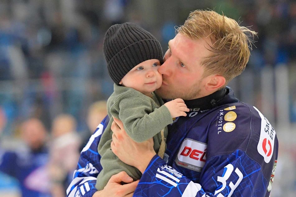 David Suvanto herzt seinen Sohn Levi nach dem Spiel.