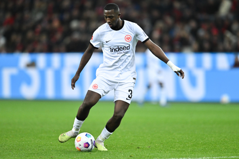 Willian Pacho (22) wechselt mit sofortiger Wirkung von Eintracht Frankfurt zum französischen Serienmeister Paris Saint-Germain.