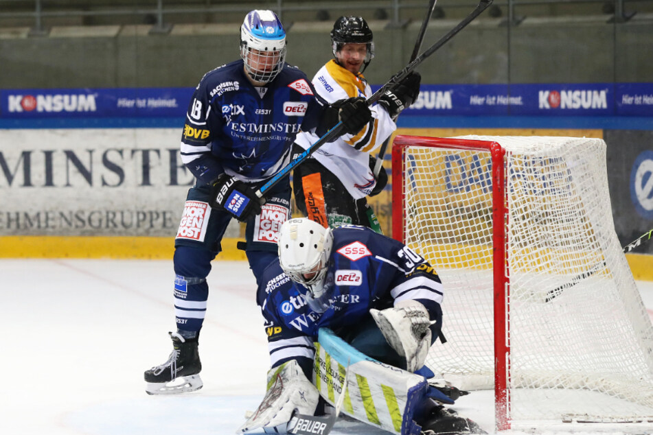 Hier hat Eislöwen-Goalie Riku Helenius hat den Puck sicher, musste aber später dreimal hinter sich greifen.