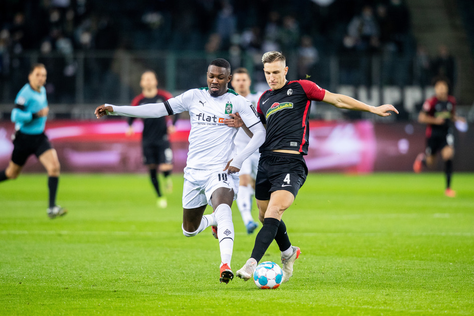 In allen Belangen unterlegen: Gladbachs Marcus Thuram (l.) im Zweikampf mit Freiburgs Nico Schlotterbeck.