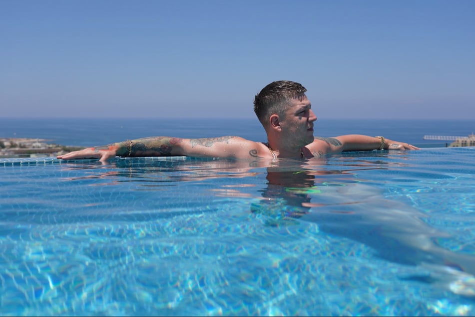 MontanaBlack, alias Marcel Eris (33) relaxt im Pool auf Malta. Diese Mal nicht alleine. Er brachte seine Freundin mit auf die Insel.