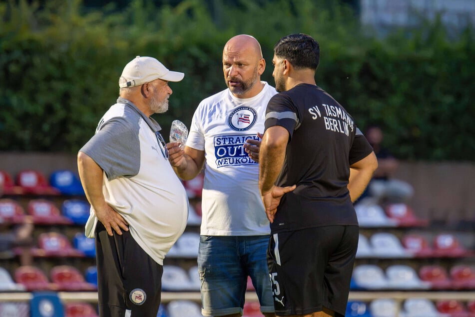 Weil sein Neffe noch nicht die Lizenz hat: Onkel (79) gibt den Cheftrainer bei diesem Regionalligisten