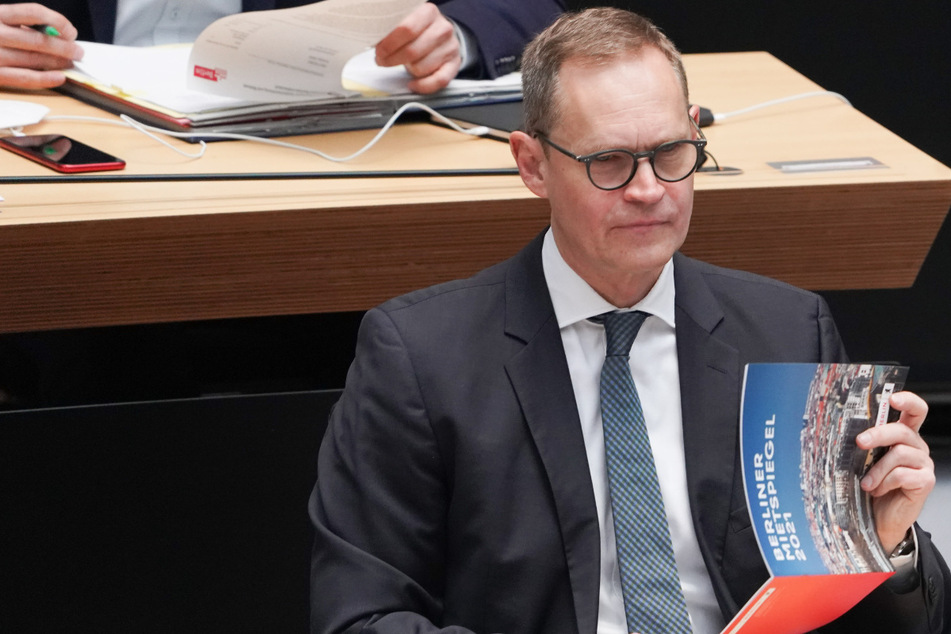 Berlins Regierender Bürgermeister Michael Müller (56, SPD) hat durch die sinkende Inzidenz vorsichtige Lockerungen angekündigt.