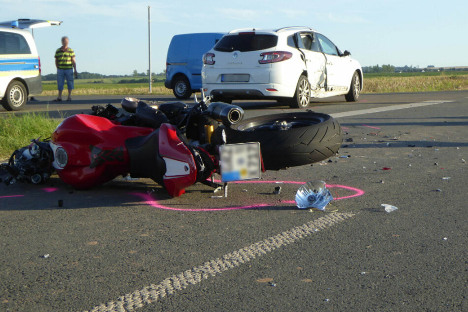 Auto kracht mit Motorrad zusammen: Biker schwer verletzt