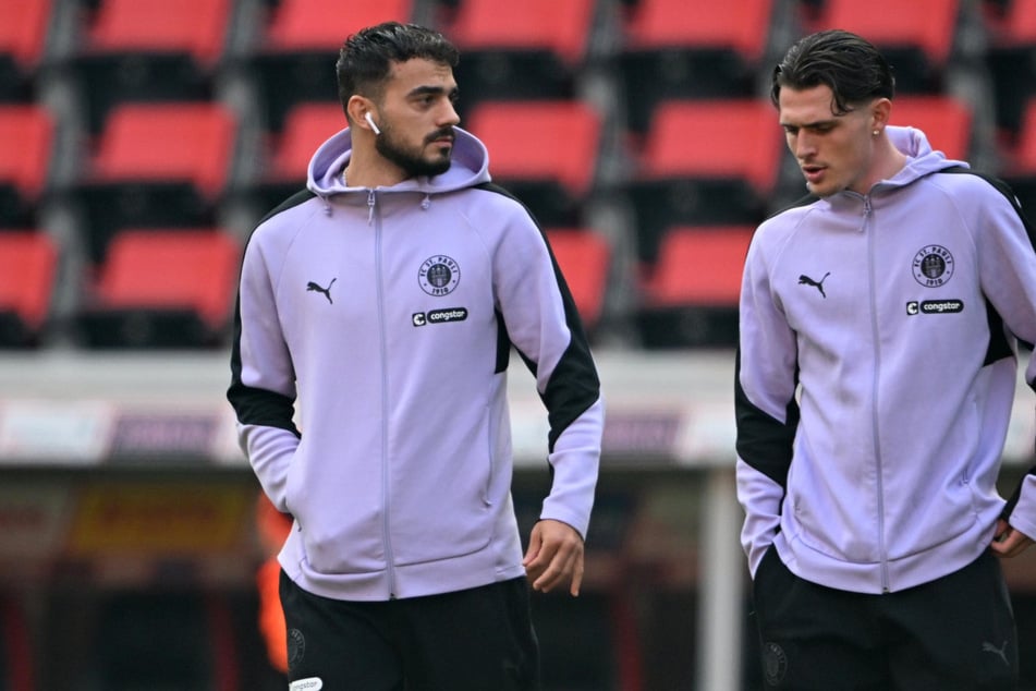 Danel Sinani (l) wird in Freiburg zunächst auf der Bank neben Fin Stevens Platz nehmen.