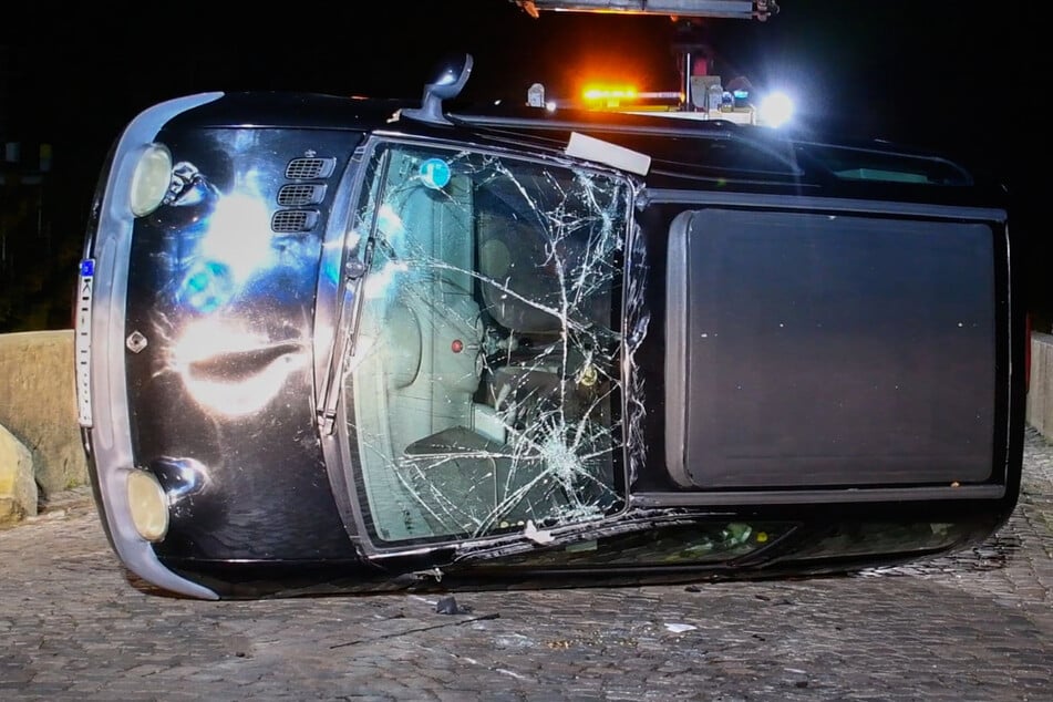 Der Renault hatte sich überschlagen und blieb auf der Fahrerseite liegen.