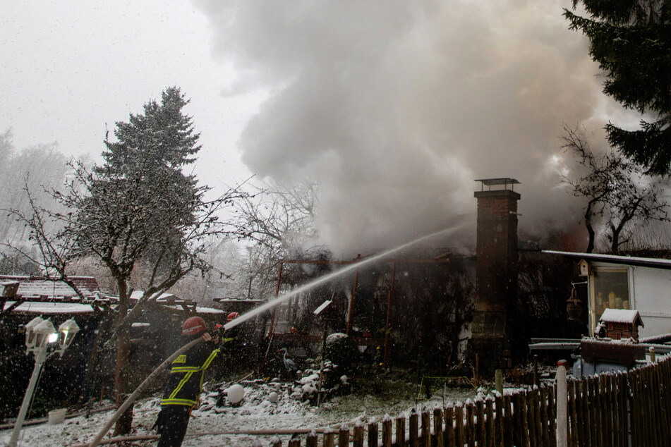 Feueralarm in Plauen: Gartenlaube steht in Flammen