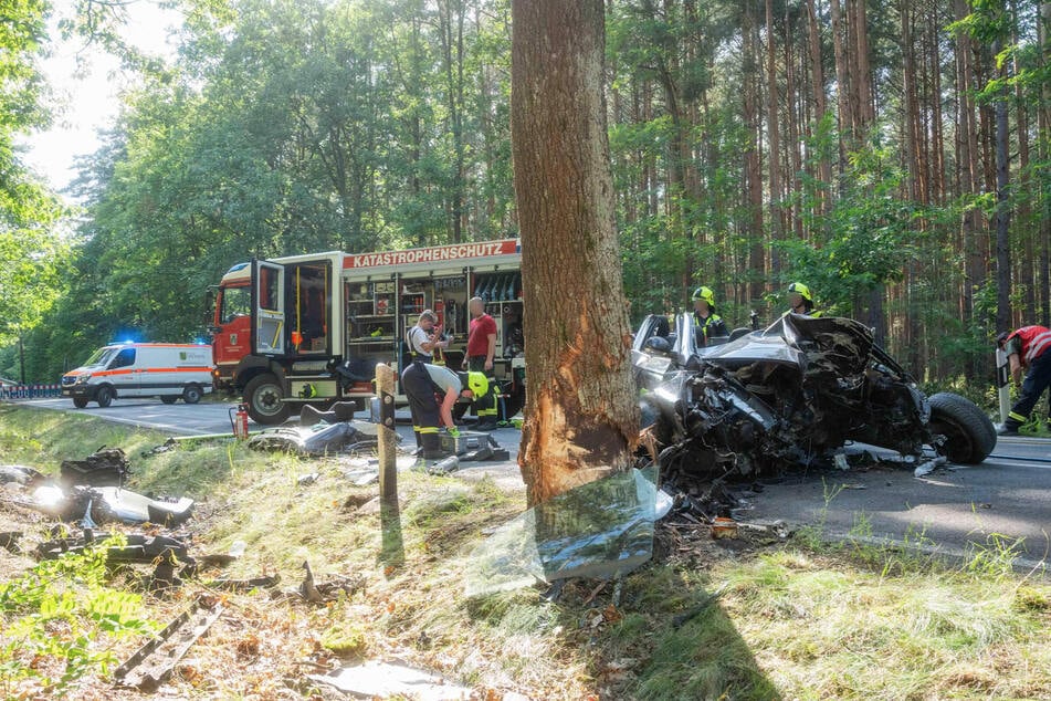 Der Passat ist mutmaßlich mit hoher Geschwindigkeit gegen den Baum geprallt.