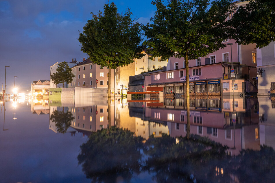 Im bayrischen Passau stieg die Donau bis kurz unter der höchsten Hochwasserwarnstufe.