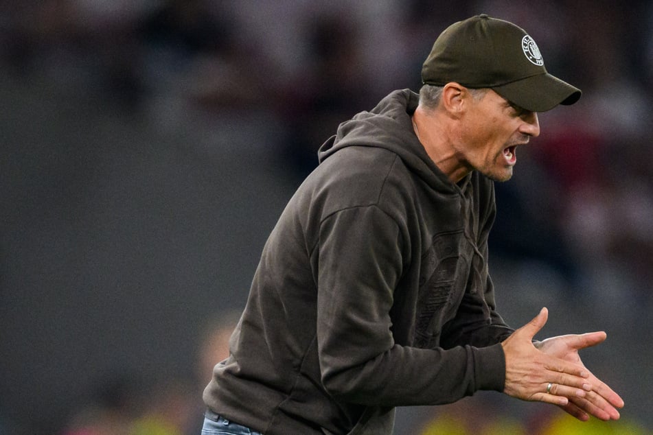 St. Paulis Trainer Alexander Blessin (52) war nach der Niederlage beim VfB Stuttgart sichtlich enttäuscht.