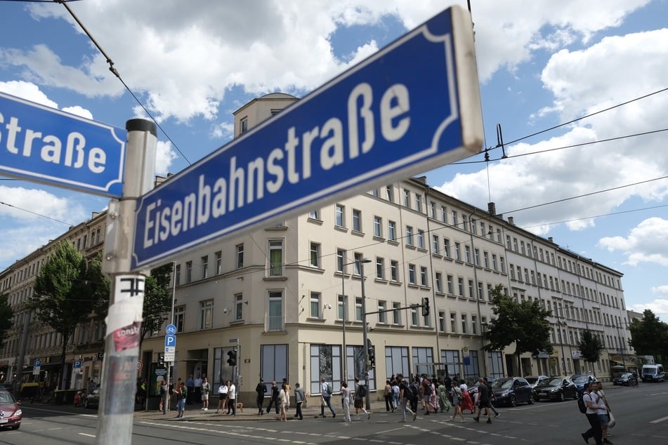 Ein 35-Jähriger wurde auf der Eisenbahnstraße Opfer eines Überfalls. (Archivbild)