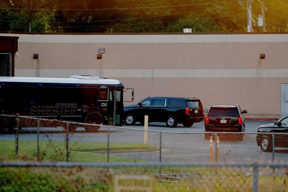 Donald Trump kam am 24. August in einer Autokolonne im Gefängnis von Fulton County in Atlanta an. Trump wurde wegen mehrerer Anklagen im Zusammenhang mit einem angeblichen Plan zur Aufhebung der Ergebnisse der Präsidentschaftswahl 2020 im Bundesstaat Georgia angeklagt.