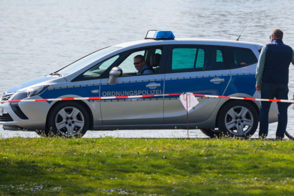Polizisten kontrollieren das Rheinufer bei Eltville.
