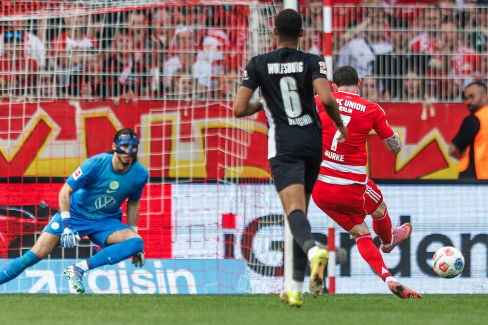 Sieht aus wie ein Elfmeter, ist aber keiner: Oliver Burke (r.) schiebt die Kugel überlegt zum Anschlusstreffer ins VfL-Tor und lässt Keeper Kamil Grabara (l.) keine Chance.