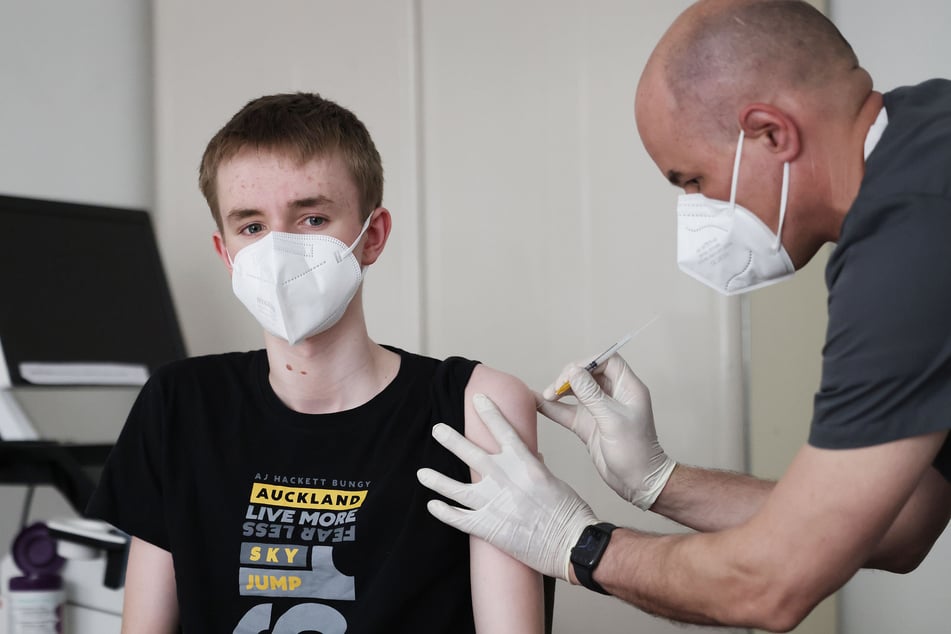 Hausärzte haben begonnen, Kinder und Jugendliche gegen das Coronavirus zu impfen.