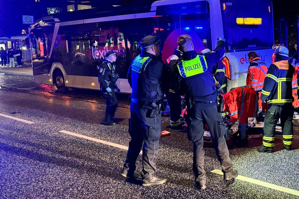 Frau wird von Bus überrollt und stirbt: Polizei sucht Zeugen