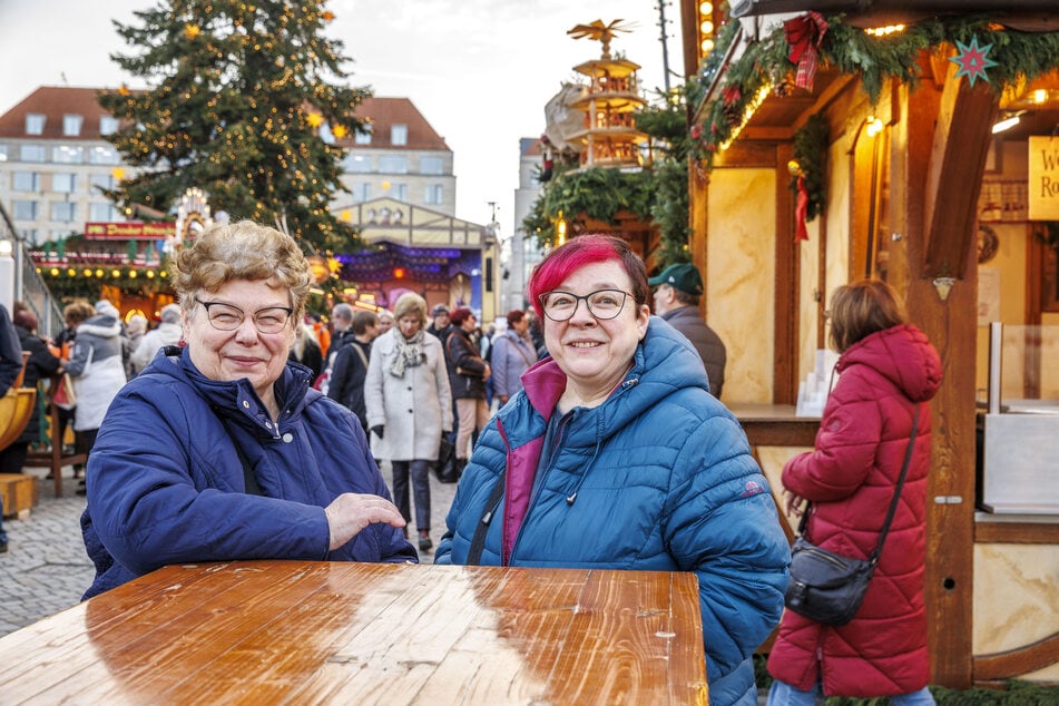 Eine gute Mischung zwischen Weihnachts-Klassikern und modernen Hits wäre für die Schwestern Christiane Schütze (70, l.) und Sabine Böhm (60) optimal.