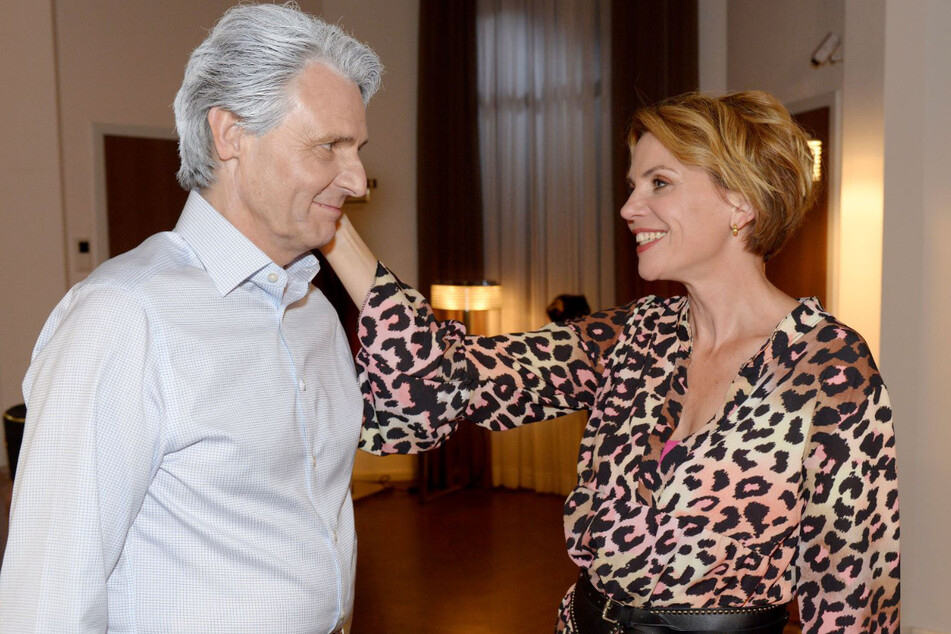Jo Gerner (l.) überracht seine Ehefrau Yvonne mit einer romantischen Geste.